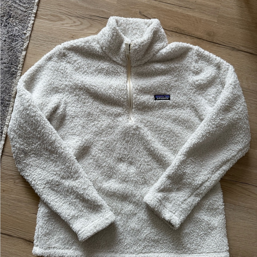 Patagonia White Teddy Jacket with Plush Fleece and Quarter-Zip Design